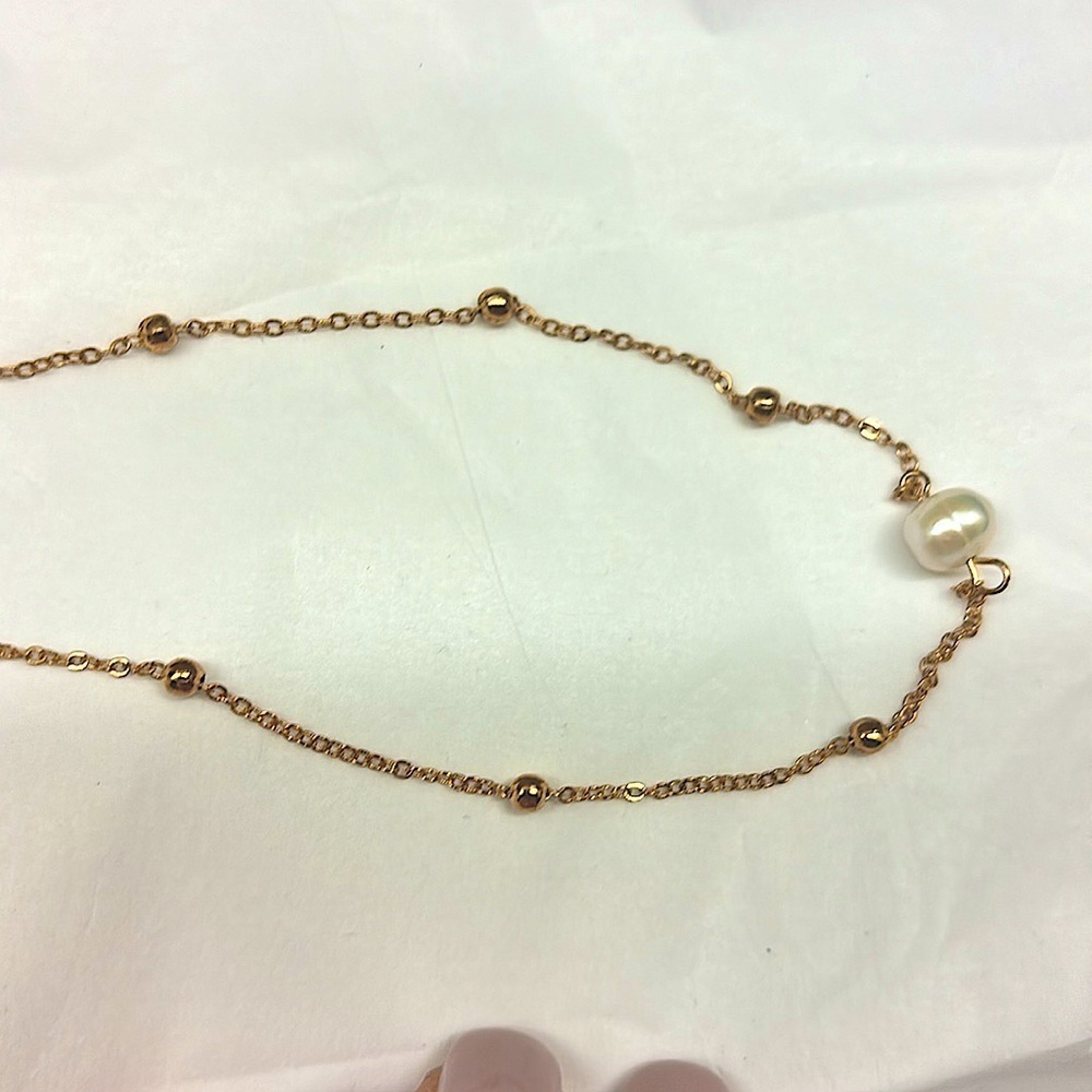 Simple gold chain with single middle pearl